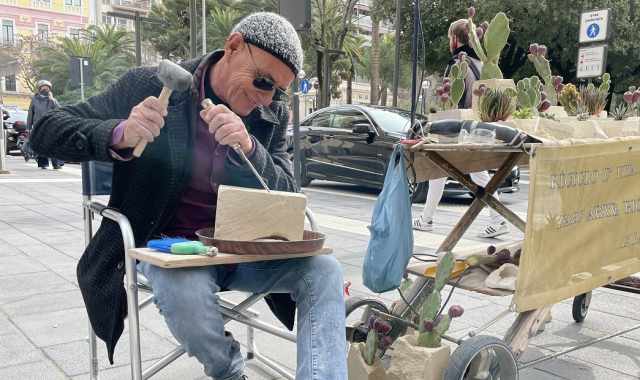 La storia di Jumpy, lo scalpellino di via Sparano che vende vasi in pietra riciclata ai passanti 